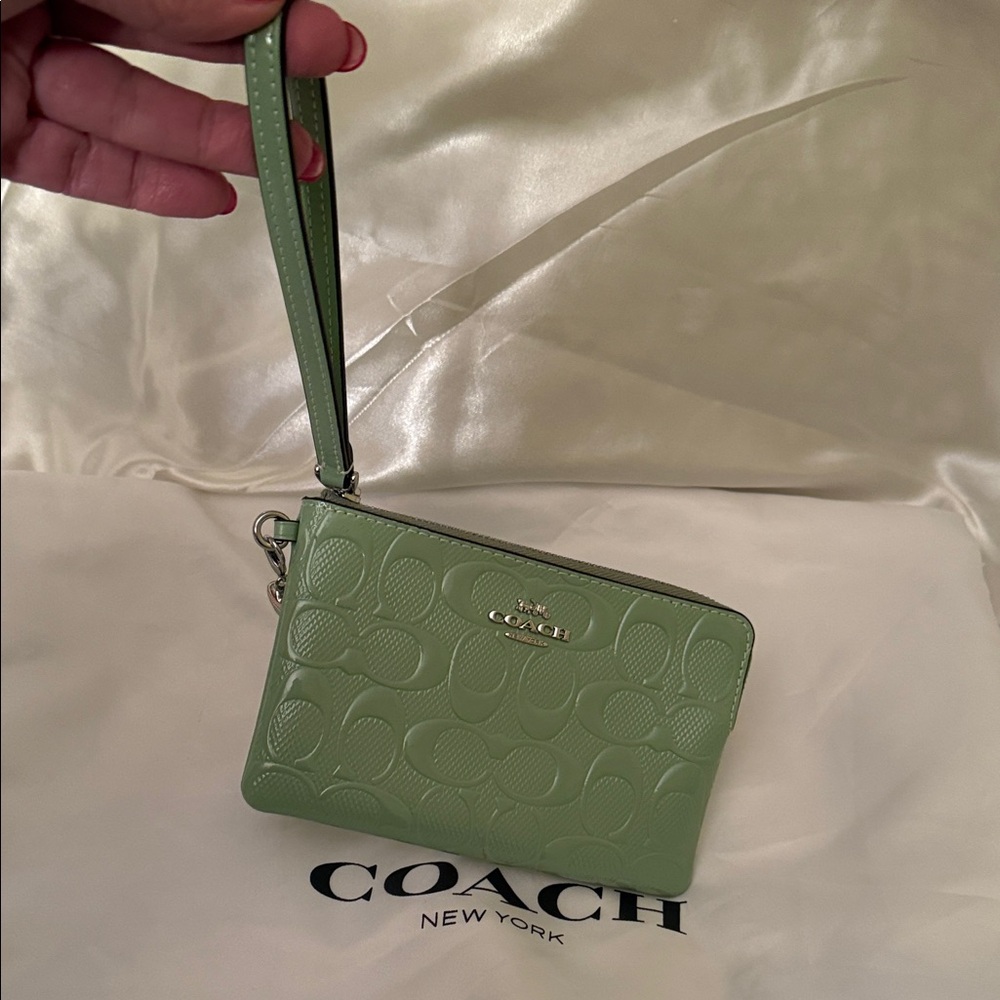 💚Coach NWT Light Green Corner Zip Wristlet In Signature Leather With Heart Charm - Picture 8 of 8
